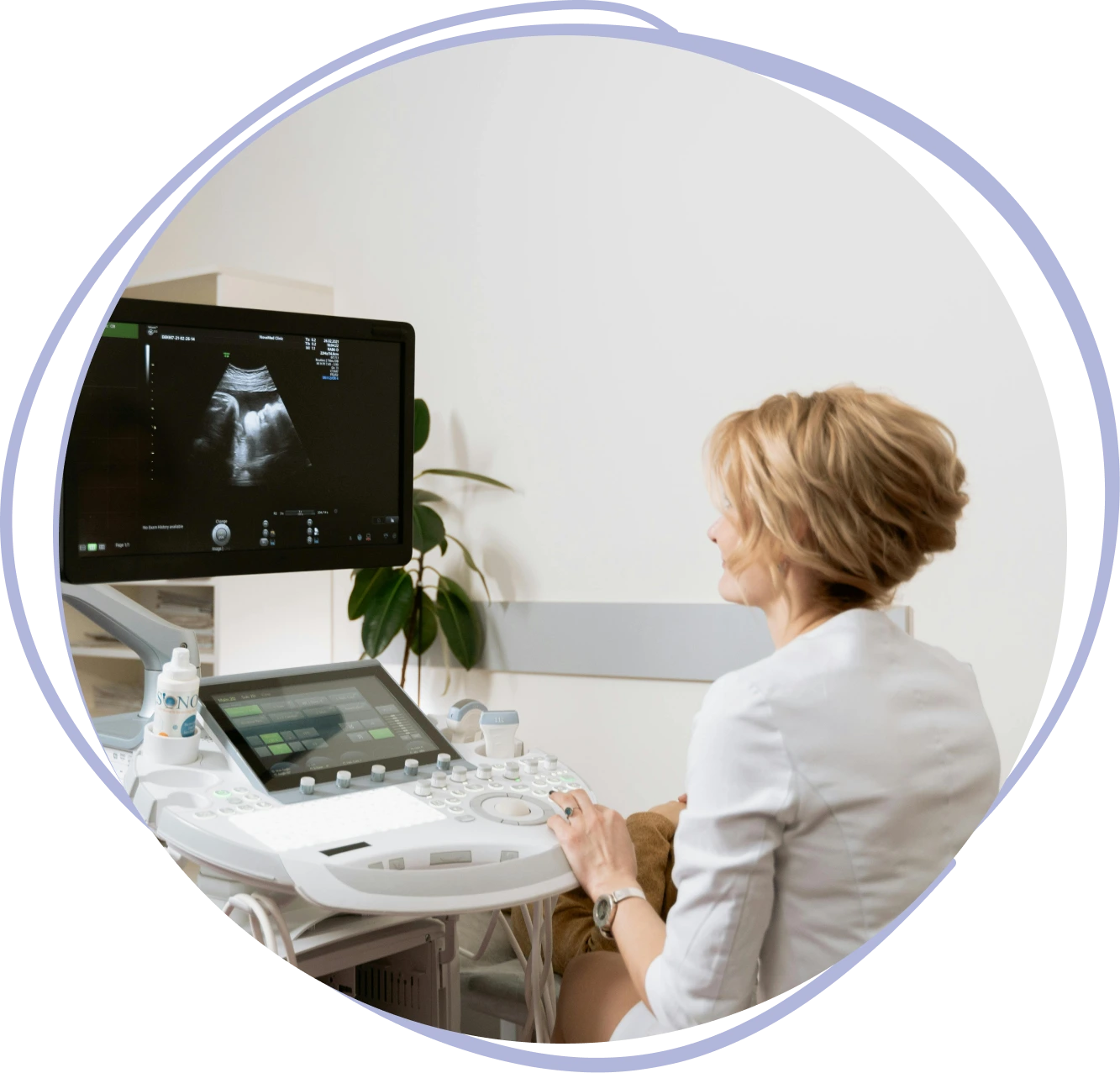 Mujer revisando pantalla